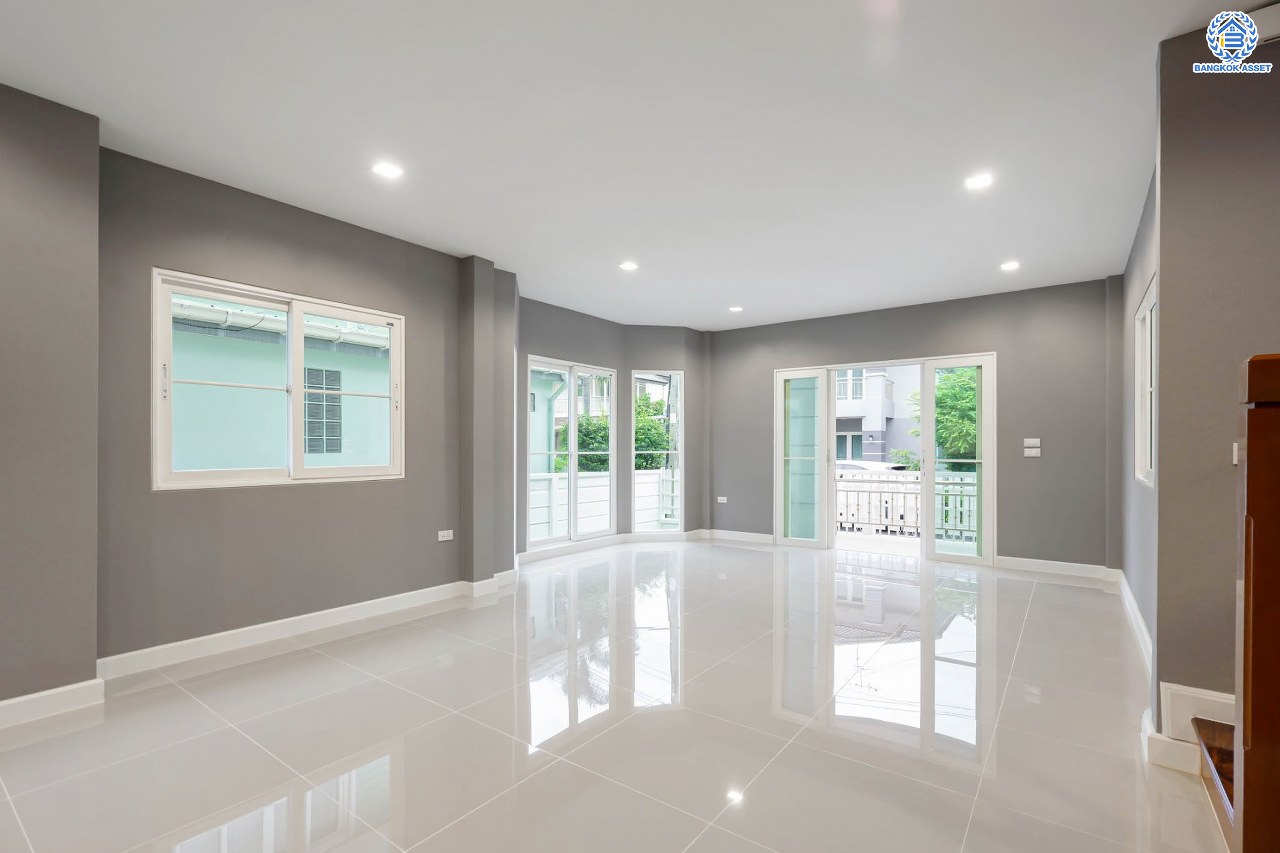 บ้านมือสองตกแต่งใหม่ โครงการ ธนานนท์ ราชพฤกษ์ เนื้อที่ 60 ตร.ว. ฟังก์ชัน 3 ห้องนอน 3 ห้องน้ำ จอดรถได้ 2 คัน พร้อมห้องอเนกประสงค์ 1 ห้อง สามารถปรับเปลี่ยนเป็นห้องทำงาน หรือห้องนอนได้ตามความต้องการ Facilities ตอบโจทย์ทุกกิจกรรม! บนทำเลติดถนนราชพฤกษ์ ใกล้วงเวียนพระราม5 เซ็นทรัลเวสต์เกต และรถไฟฟ้า "สถานีบางรักน้อยท่าอิฐ"